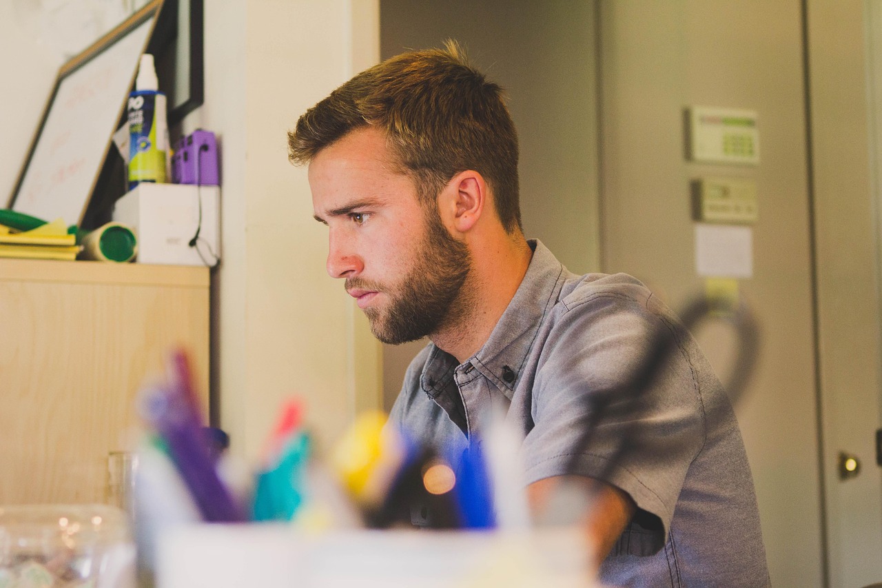 Man, work, desk — How Comparing Fixed-Term Deposits Helps Maximize Returns and Minimize Risks